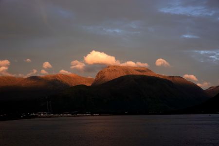 Zapadající slunce osvětluje nejvyšší horu Velké Británie Ben Nevis.